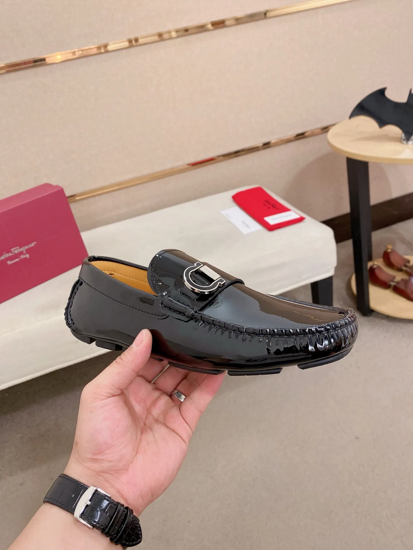 Men's shoes💰: 540💰High-end quality! Ferragamo🆕🆕Exclusive hot-selling products in stock🔥🔥New products on the shelves, high-quality Ferragamo men's pea shoes, high-end casual driving shoes, with complete packaging! 💪 💪 Material: imported first-layer cowhide 🐂 + imported high-quality water-dyed cowhide lining + wear-resistant outsole 👍🏻👍🏻 Features: high-end and comfortable, purely handmade 🚀 🚀 Create the perfect shoe that suits you best 🔥 🔥 Size: (38-44) 45 standard size can be customized!
